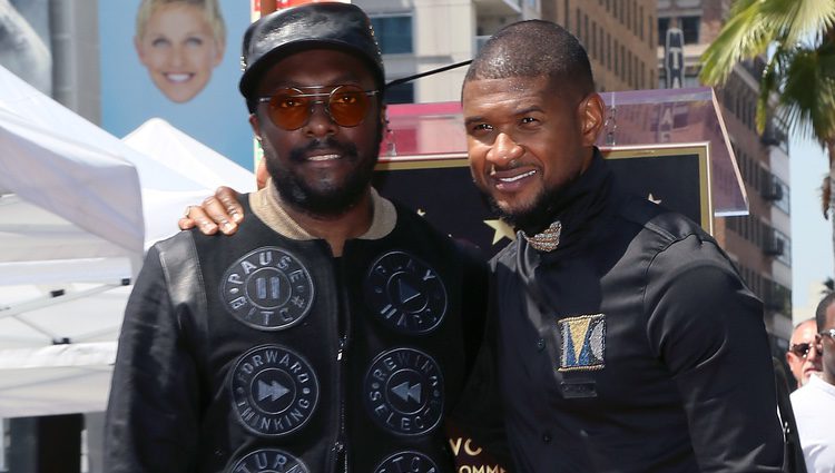 Usher con will.i.am en el Paseo de la Fama de Hollywood