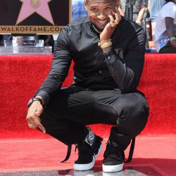 Usher, muy sonriente con su estrella en el Paseo de la Fama de Hollywood