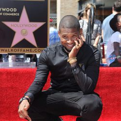Usher, muy sonriente con su estrella en el Paseo de la Fama de Hollywood