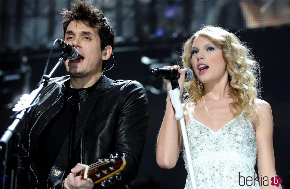 Taylor Swift y John Meyer actuando juntos en el Jingle Ball de Nueva York 2009