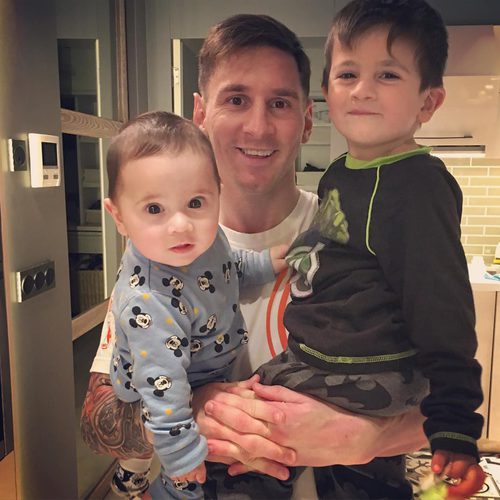 Leo Messi con sus hijos Thiago y Mateo en brazos