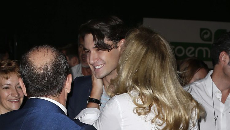 Norma Duval saludando a su hijo Christian en el desfile de Félix Ramiro en Madrid Fashion Show Men