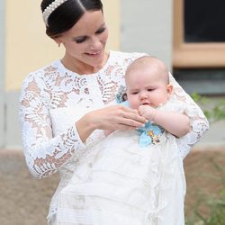 Sofia Hellqvist con su hijo el Príncipe Alejandro en brazos el día de su bautizo