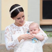 Sofia Hellqvist con su hijo el Príncipe Alejandro en brazos el día de su bautizo