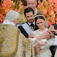 Los Príncipes Carlos Felipe y Sofia bautizando a su hijo Alejandro de Suecia