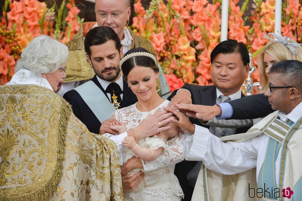 Los Príncipes Carlos Felipe y Sofia bautizando a su hijo Alejandro de Suecia