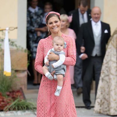 La Princesa Victoria de Suecia con su hijo Oscar de Suecia en el bautizo del Príncipe Alejandro