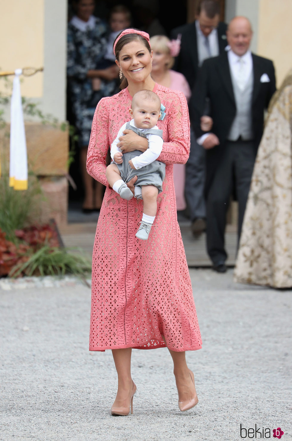 La Princesa Victoria de Suecia con su hijo Oscar de Suecia en el bautizo del Príncipe Alejandro