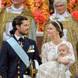 Los Príncipes Carlos Felipe y Sofia con su hijo Alejandro durante su bautizo