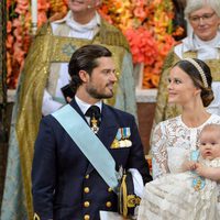 Los Príncipes Carlos Felipe y Sofia con su hijo Alejandro durante su bautizo