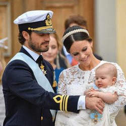 Carlos Felipe de Suecia y Sofia Hellqvist muy cariñosos con su hijo Alejandro el día de su bautizo