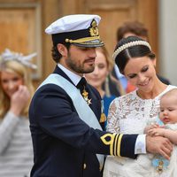 Carlos Felipe de Suecia y Sofia Hellqvist muy cariñosos con su hijo Alejandro el día de su bautizo