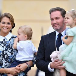 La Princesa Magdalena y Chris O'Neill con sus hijos Leonor y Nicolas en el bautizo de Alejandro de Suecia