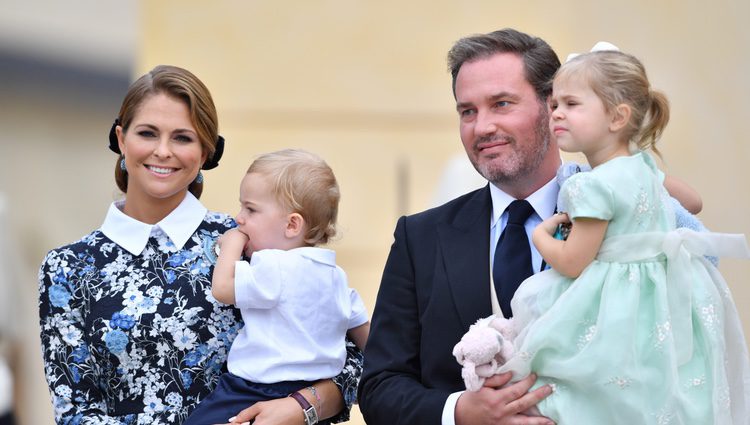 La Princesa Magdalena y Chris O'Neill con sus hijos Leonor y Nicolas en el bautizo de Alejandro de Suecia