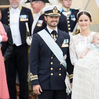 Los Príncipes Carlos Felipe y Sofia con su hijo Alejandro tras su bautizo