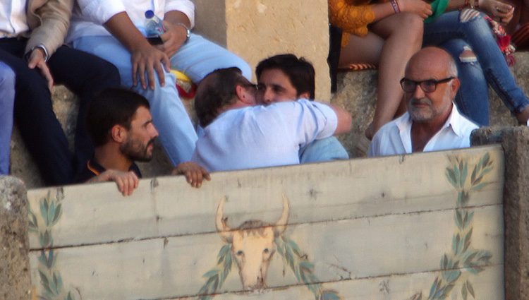 César Cadaval y Francisco Rivera abrazándose en la novillada previa a la Goyesca 2016