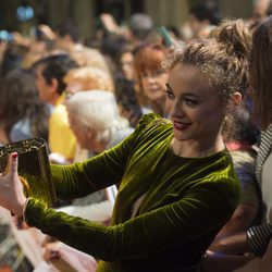 Marta Hazas con los fans en el estreno de la cuarta temporada de 'Velvet' en el FesTVal de Vitoria 2016