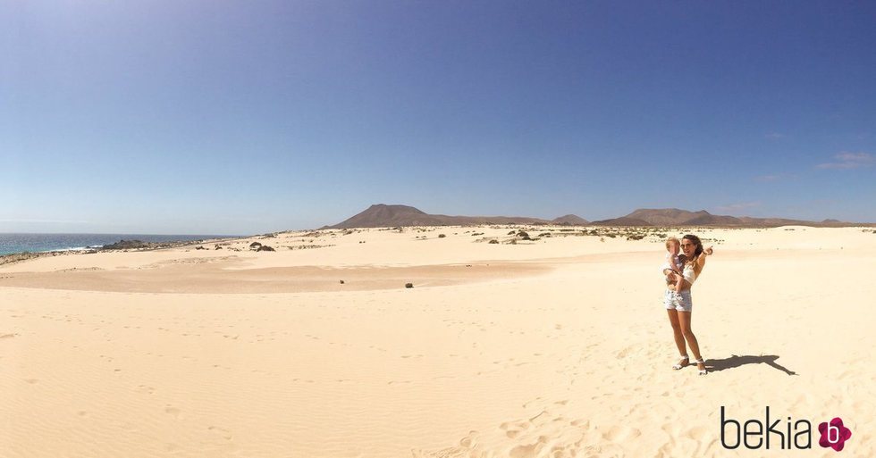 Yolanda en las dunas de Canarias