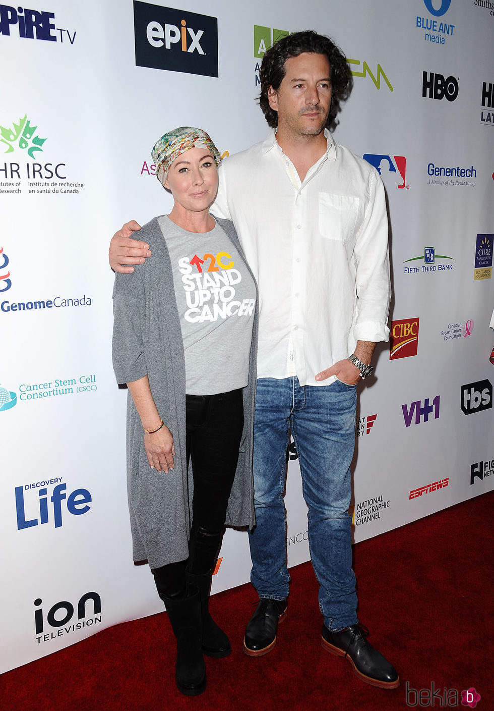 Shannen Doherty con Kurt Iswarienko en 'Stand Up to Cancer'