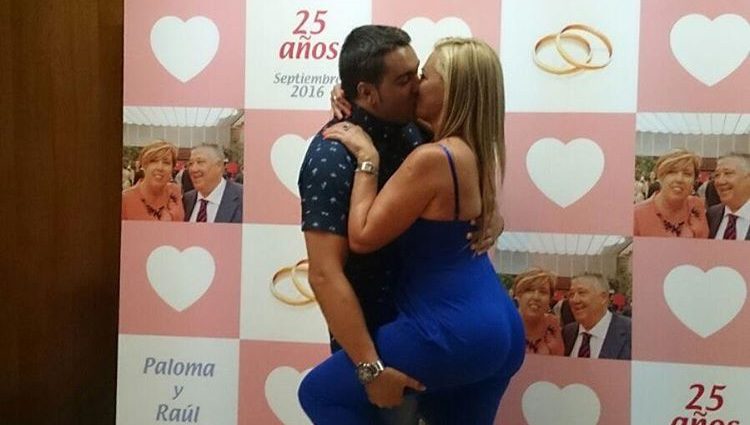 Belén Esteban se besa con su novio Miguel en unas bodas de plata