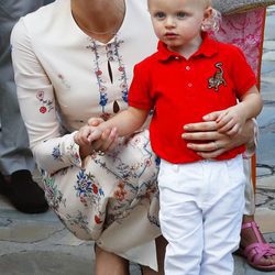 Charlene de Mónaco con su hijo Jacques en el picnic anual de Mónaco 2016
