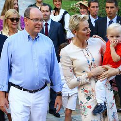 Los Príncipes Alberto y Charlene de Mónaco con Jacques en el picnic anual de Mónaco 2016