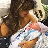 Hilaria Thomas con su bebé recién nacido