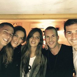Sara Carbonero e Iker Casillas posan con Bernando Doral, Beatriz Hernández y Antonio Muniz