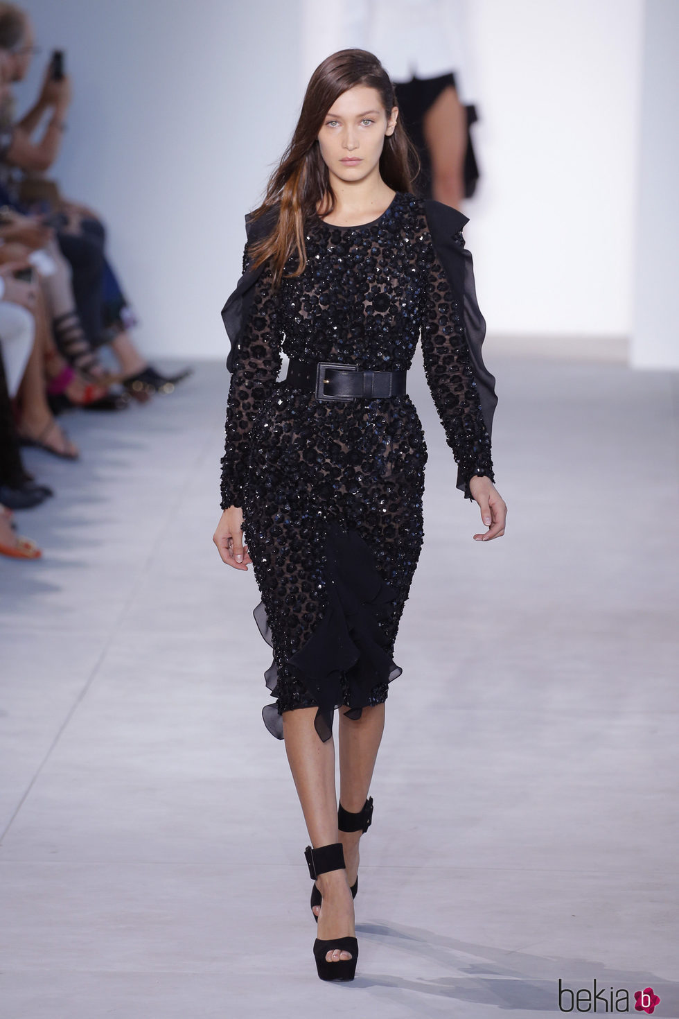 Bella Hadid desfilando para Michael Kors en Nueva York Fashion Week primavera/verano 2017
