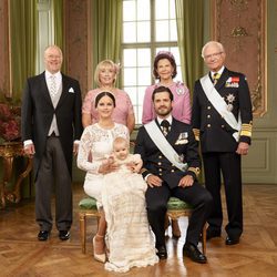 Alejandro de Suecia con sus padres y abuelos en su bautizo