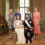 Alejandro de Suecia con sus padres y tías en su bautizo