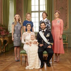 Alejandro de Suecia con sus padres y tías en su bautizo