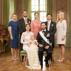 Alejandro de Suecia con sus padres y sus padrinos en su bautizo