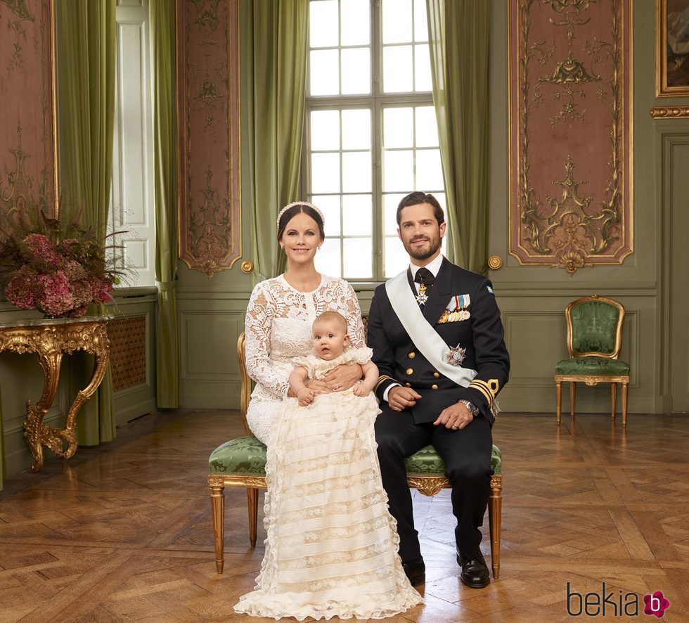 Alejandro de Suecia con sus padres en su bautizo