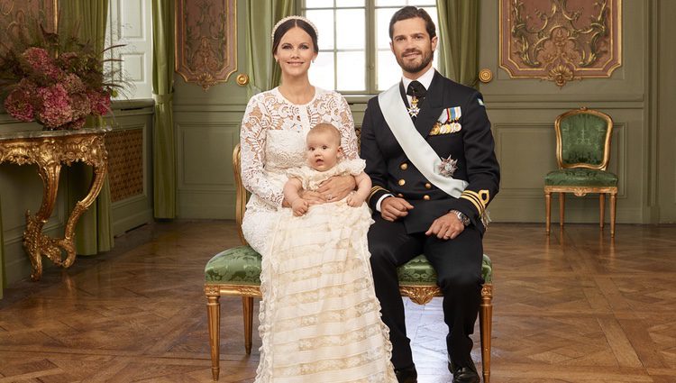 Alejandro de Suecia con sus padres en su bautizo