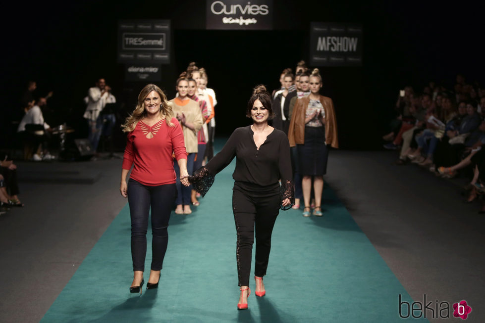 Carlota Corredera y Marisa Jara desfilando para Elena Miró sobre la Madrid Fashion Show Woman