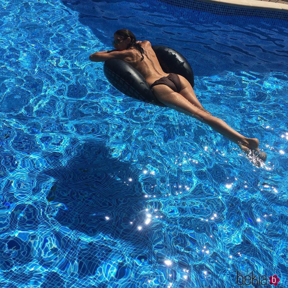 Paz Padilla en topless disfrutando de un día de piscina