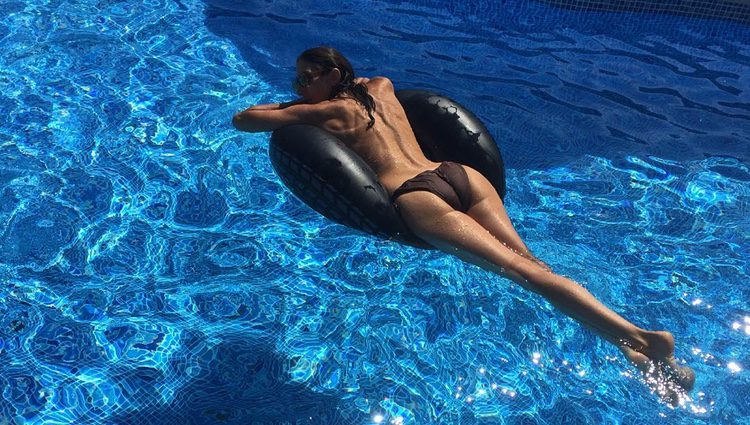 Paz Padilla en topless disfrutando de un día de piscina