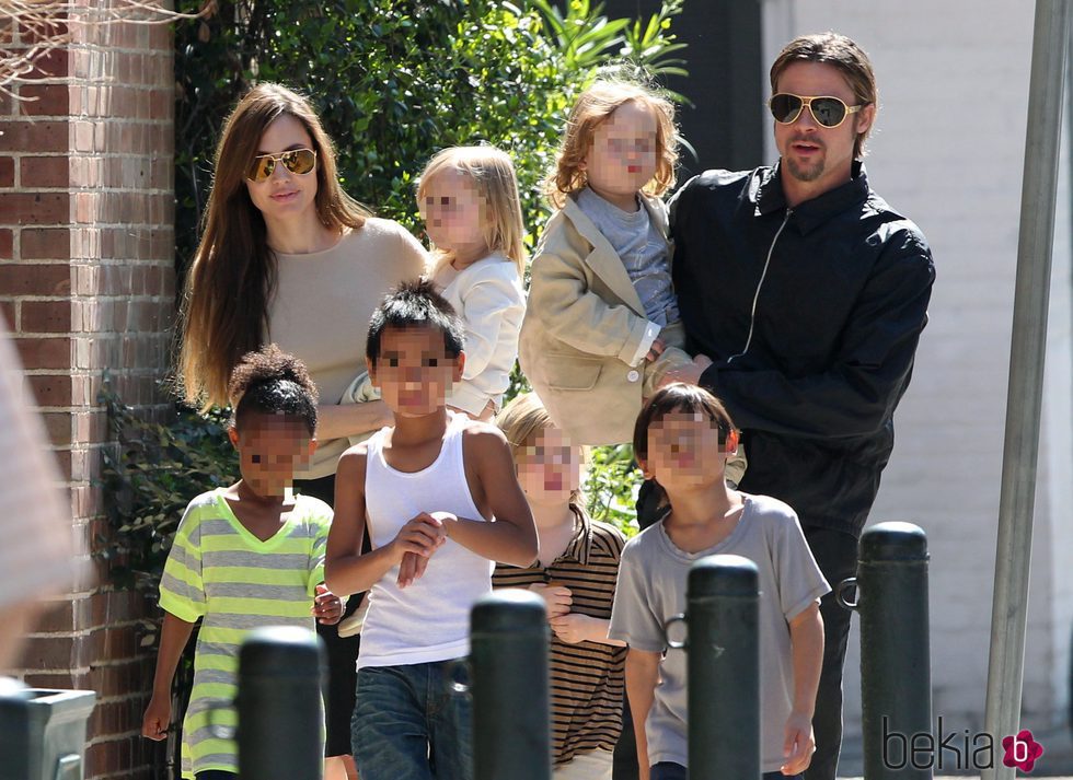 Angelina Jolie y Brad Pitt con sus hijos