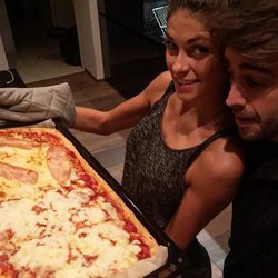Fernando Alonso y su novia Linda Morselli cocinando una pizza