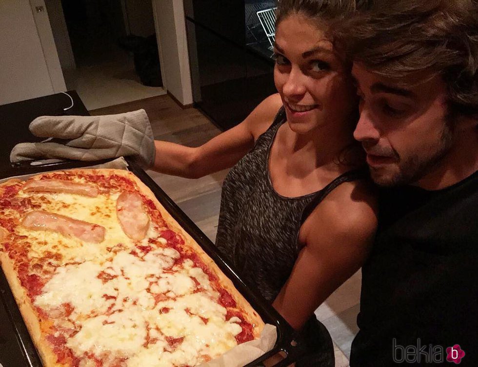 Fernando Alonso y su novia Linda Morselli cocinando una pizza