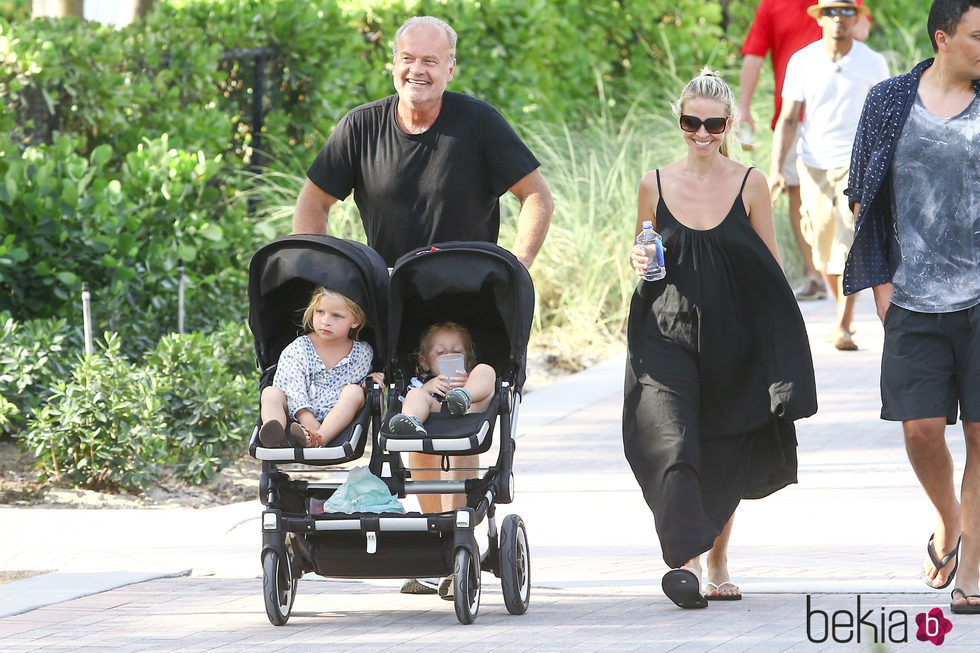 Kelsey Grammer y su mujer con sus dos hijos de paseo