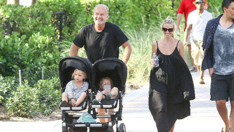 Kelsey Grammer y su mujer con sus dos hijos de paseo