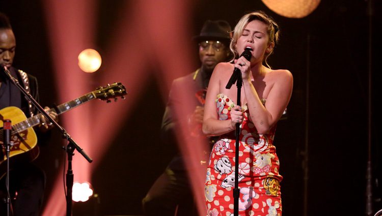 Miley Curys actuando con The Roots en 'The Tonight Show'