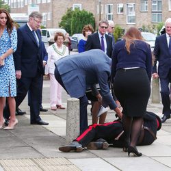 El Príncipe Guillermo de Inglaterra ayuda a un Lord durante una visita