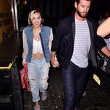 Miley Cyrus y Liam Hemsworth caminan de la mano en Nueva York