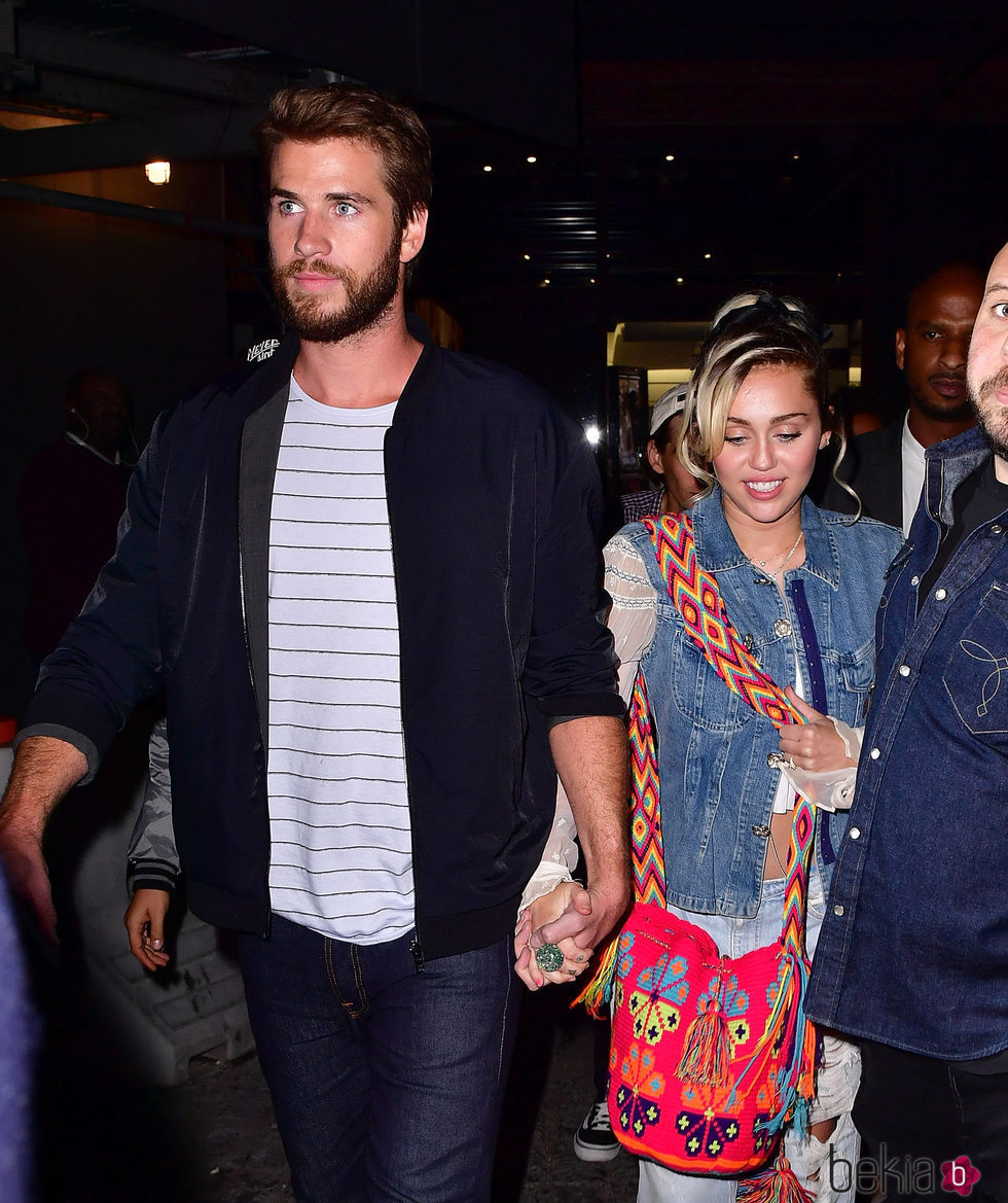 Miley Cyrus luce su supuesto anillo de compromiso junto a Liam Hemsworth