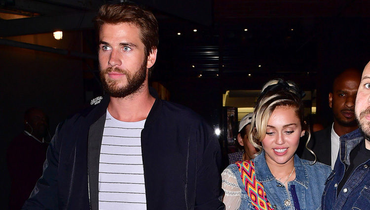 Miley Cyrus luce su supuesto anillo de compromiso junto a Liam Hemsworth