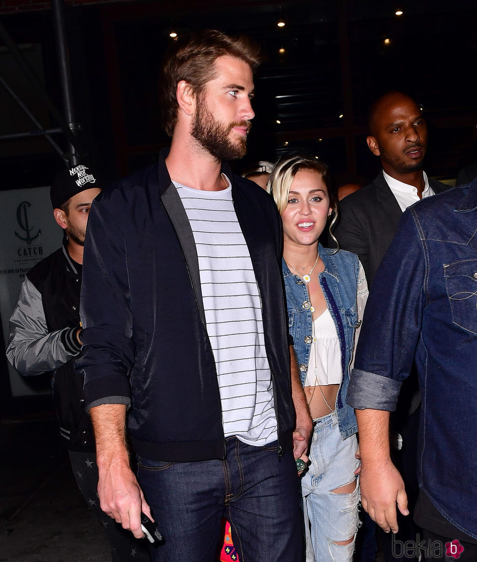 Liam Hemsworth y Miley Cyrus, muy sonrientes y acaramelados en Nueva York