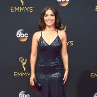 America Ferrera en la alfombra roja de los Premios Emmy 2016